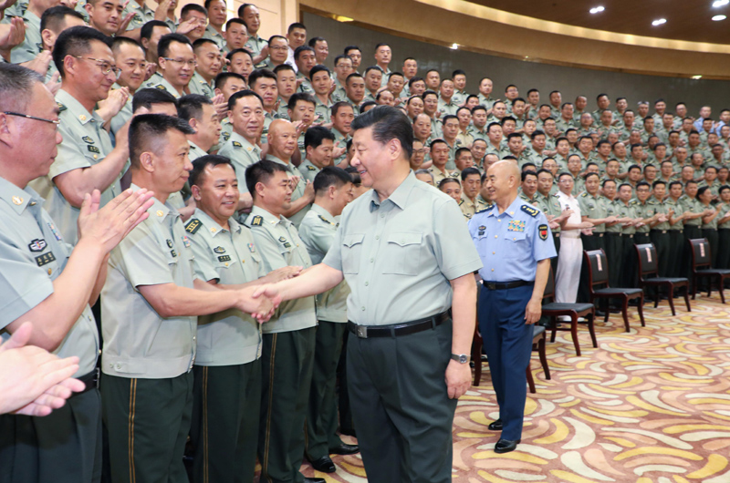 7月15日至16日，中共中央总书记、国家主席、中央军委主席习近平在内蒙古考察并指导开展“不忘初心、牢记使命”主题教育。这是16日上午，习近平在呼和浩特亲切接见驻内蒙古部队副师职以上领导干部和团级单位主官，代表党中央和中央军委向驻内蒙古部队全体官兵致以诚挚问候。